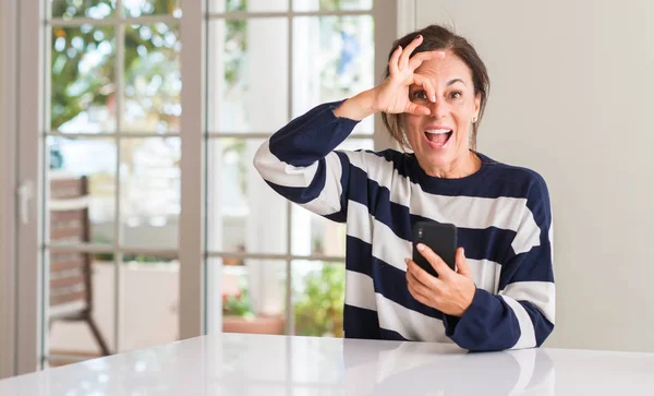 Mulher Meia Idade Usando Smartphone Com Rosto Feliz Sorrindo Fazendo — Fotografia de Stock