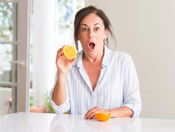 Középkorú Gazdaság Narancssárga Gyümölcs Félek Sokk Egy Meglepetés Arc Fél — Stock Fotó