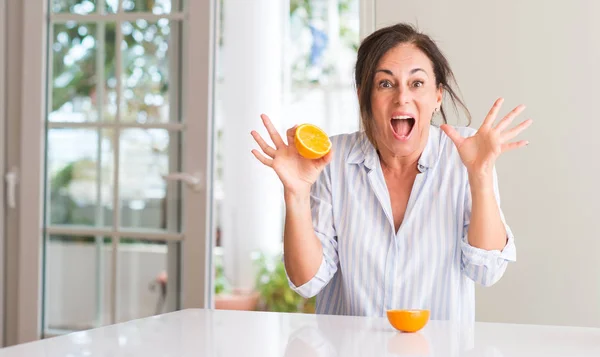 Mulher Meia Idade Segurando Frutas Laranja Muito Feliz Animado Expressão — Fotografia de Stock