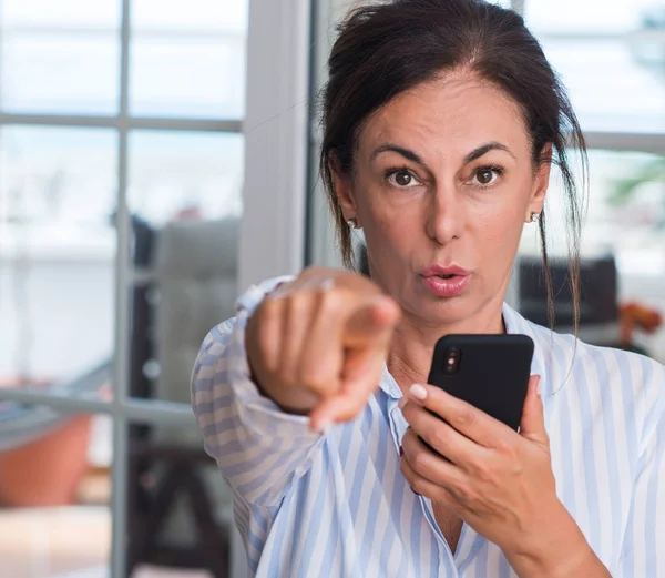 Mellersta Åldern Kvinna Med Smartphone Pekar Med Fingret Till Kameran — Stockfoto