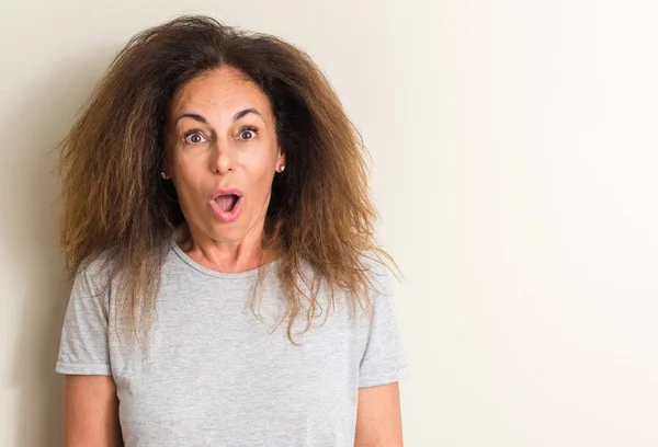 Käyrät Hiukset Brasilialainen Nainen Peloissaan Shokissa Yllätyksellä Kasvot Peloissaan Innoissaan — kuvapankkivalokuva