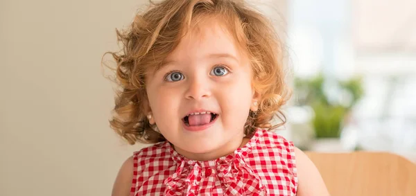 Bela Criança Loira Com Olhos Azuis Sorrindo Com Língua Casa — Fotografia de Stock