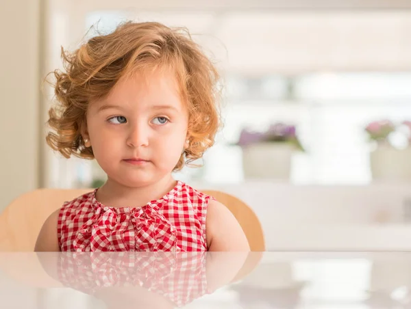 Krásná Blondýna Dítě Nespokojeni Odporný Obličej Doma — Stock fotografie