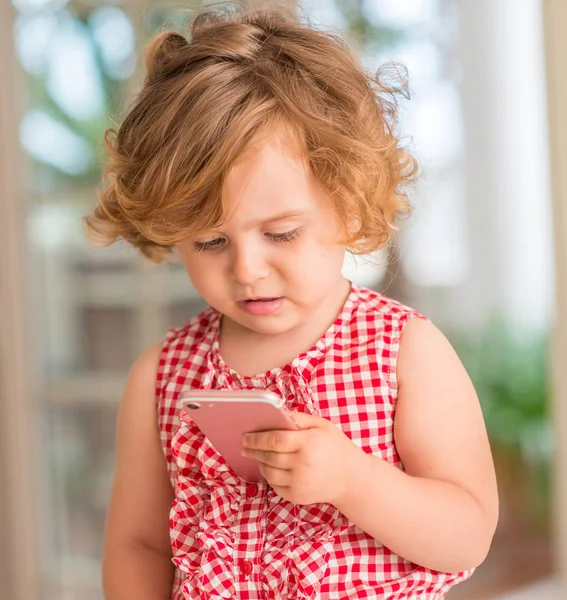 Hermosa Niña Rubia Sosteniendo Mirando Teléfono Inteligente Casa —  Fotos de Stock