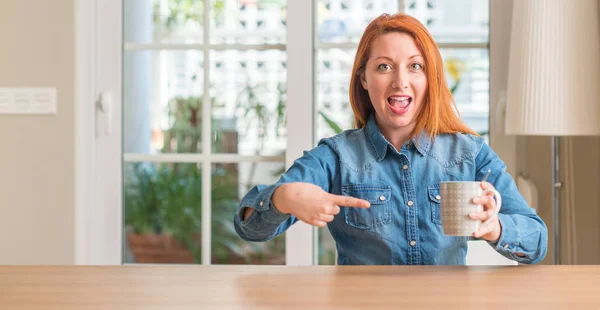 Rothaarige Frau Hält Eine Tasse Kaffee Und Zeigt Sehr Glücklich — Stockfoto