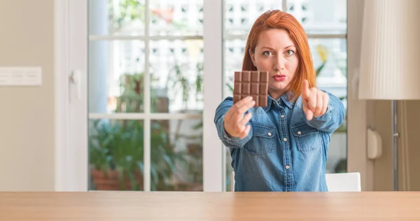 Vöröshajú Gazdaság Csokoládé Bár Otthon Mutató Ujjával Kamera Kéz Jel — Stock Fotó