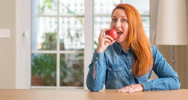 Rödhårig Kvinna Med Rött Äpple Hemma Med Självsäker Uttryck Smarta — Stockfoto