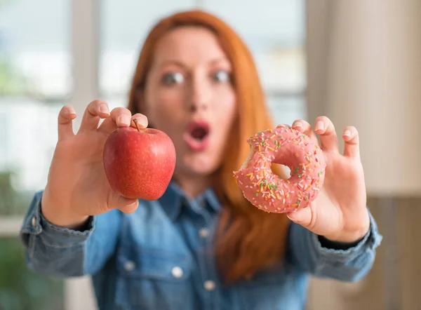 Femme Rousse Choisit Entre Pomme Beignet Effrayé Sous Choc Avec — Photo