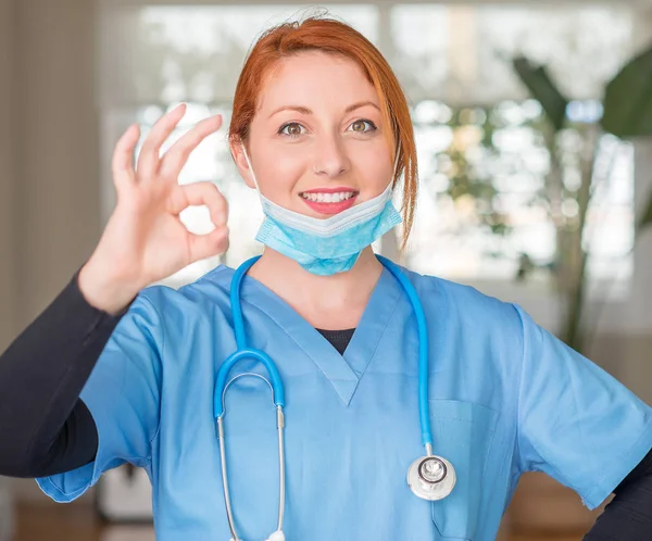 Medico Donna Professionale Con Stetoscopio Facendo Segno Con Dita Simbolo — Foto Stock