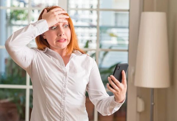Mujer Pelirroja Usando Teléfono Inteligente Casa Estresado Con Mano Cabeza —  Fotos de Stock
