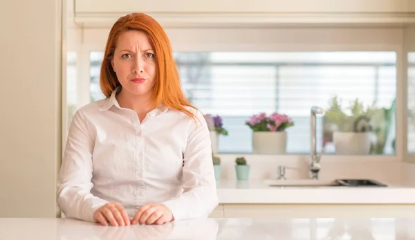 Mujer Pelirroja Cocina Escéptica Nerviosa Frunciendo Ceño Molesto Debido Problema —  Fotos de Stock