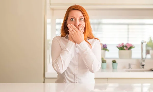 キッチンでのミスのための手で口を覆っているショックを受けた赤毛の女性 秘密の概念 — ストック写真