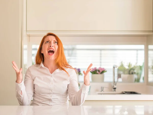 Mulher Ruiva Cozinha Louca Louca Gritando Gritando Com Expressão Agressiva — Fotografia de Stock