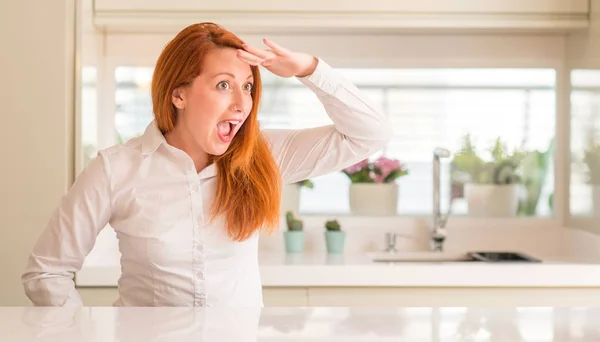 Mujer Pelirroja Cocina Muy Feliz Sonriente Mirando Lejos Con Mano — Foto de Stock