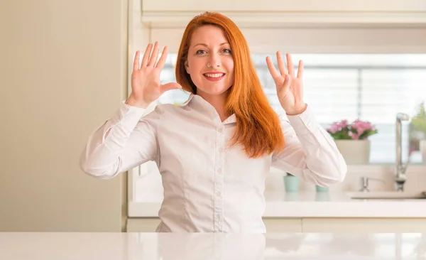 Руда Жінка Кухні Показує Вказує Пальцями Номер Дев Ять Посміхаючись — стокове фото