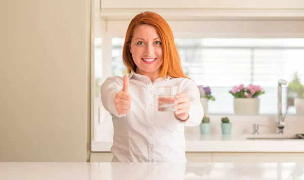 Mulher Ruiva Sedenta Vidro Água Feliz Com Grande Sorriso Fazendo — Fotografia de Stock