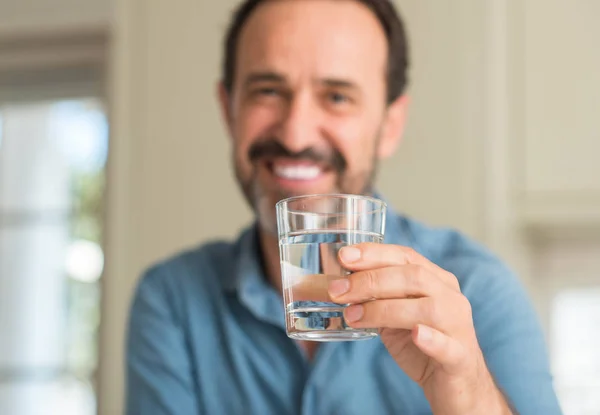 Hombre Mediana Edad Bebiendo Vaso Agua Con Una Cara Feliz — Foto de Stock