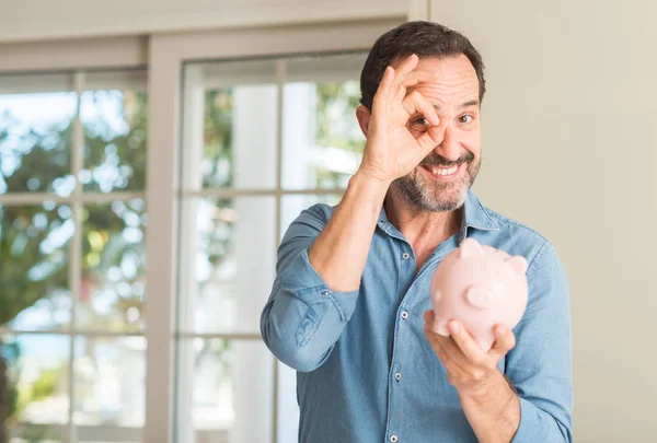 Hombre Mediana Edad Ahorrar Dinero Alcancía Con Cara Feliz Sonriendo — Foto de Stock