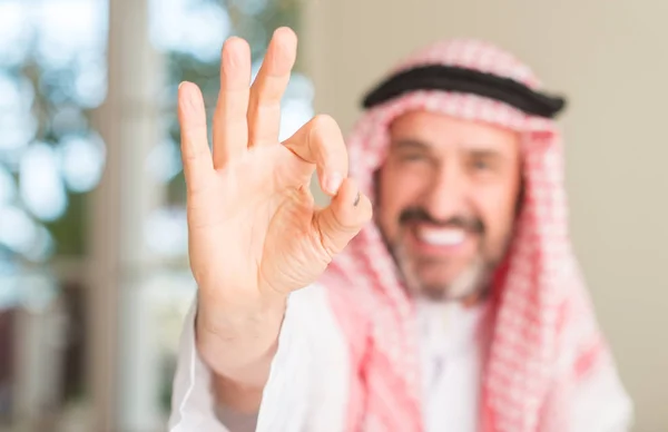 Medelåldern Arabian Man Hemma Gör Tecken Med Fingrarna Utmärkt Symbol — Stockfoto