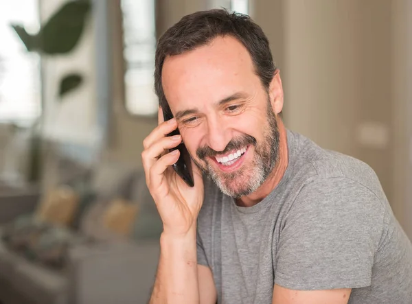 Uomo Mezza Età Utilizzando Smartphone Con Volto Felice Piedi Sorridente — Foto Stock