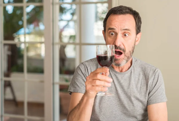 Man Van Middelbare Leeftijd Drinken Van Een Glas Wijn Bang — Stockfoto