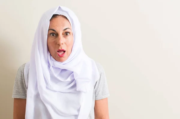 驚き顔 恐怖表現と興奮とショックで怖がっている白のヒジャーブを着て中年アラビア女性 — ストック写真