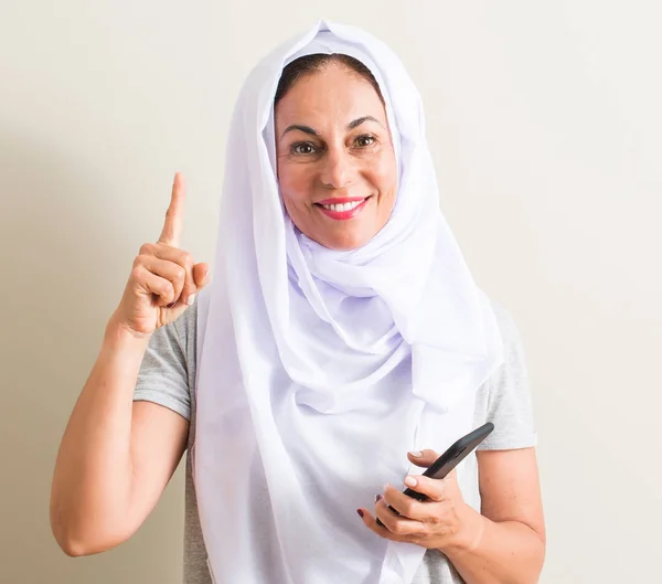 Arabische Vrouw Smartphone Verrast Met Een Idee Vraag Wijzende Vinger — Stockfoto