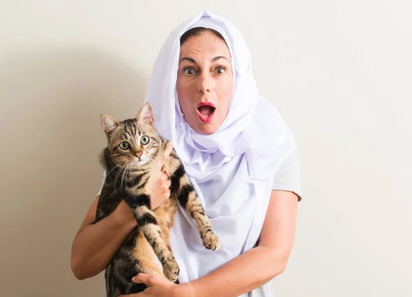 Araberin Mit Weißem Hijab Die Eine Katze Schockstarre Hält Mit — Stockfoto