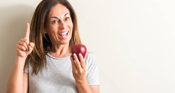 Mujer Mediana Edad Sosteniendo Una Manzana Verde Sorprendida Con Una — Foto de Stock