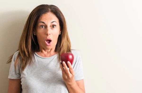 Mujer Mediana Edad Sosteniendo Una Manzana Verde Asustada Shock Con —  Fotos de Stock