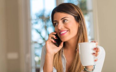 Evde kahve yudumlarken Evet güzel genç kadın.