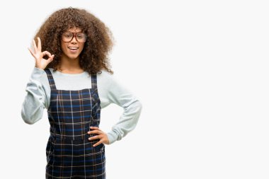 Parmak, mükemmel sembolü ile ok işareti yapıyor bir retro tarzı giyen Afrikalı-Amerikalı kadın