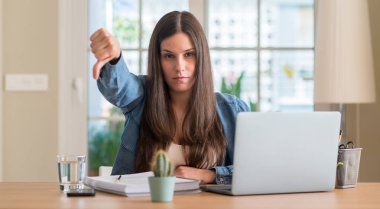 Genç öğrenci kadın evde eğitim kızgın yüzü, eksi işareti aşağı antipati başparmak ile gösterilen, ret kavramı ile