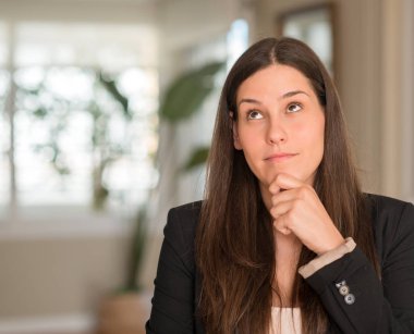 Genç güzel kadın ev ciddi yüz düşünce çok soru hakkında fikir karışık