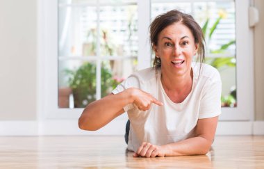 Orta yaşlı kadın kendini parmakla sürpriz yüz