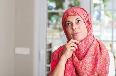 Müslüman kadın giyiyor hijab ciddi bir yüz düşünme hakkında soru, çok karışık fikir orta yaşlı