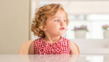 Oturma ve yan evde seyir mavi gözlü güzel sarışın çocuğun.