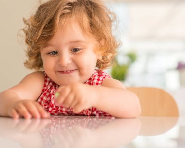 Oynama ve şeker evde yemek mavi gözlü güzel sarışın çocuğun.