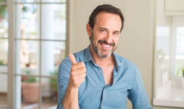 Yakışıklı orta yaş erkek ok işareti, başparmak ile parmak, mükemmel işareti yapıyor kocaman bir gülümseme ile mutlu