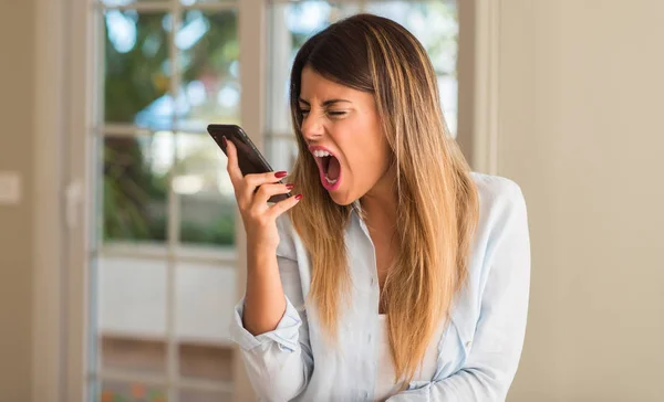 Sfrustrowana Kobieta Przy Użyciu Smartfona Krzycząc Złe Emocje Domu — Zdjęcie stockowe