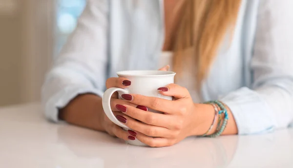 Mulher Segurando Uma Xícara Café Casa — Fotografia de Stock