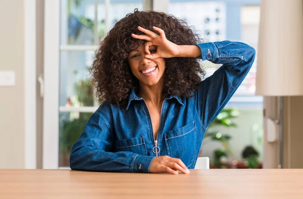 African American Woman Hemma Med Glada Ansikte Leende Gör Tecken — Stockfoto