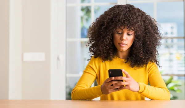 Mujer Afroamericana Usando Teléfono Inteligente Con Una Expresión Segura Cara — Foto de Stock