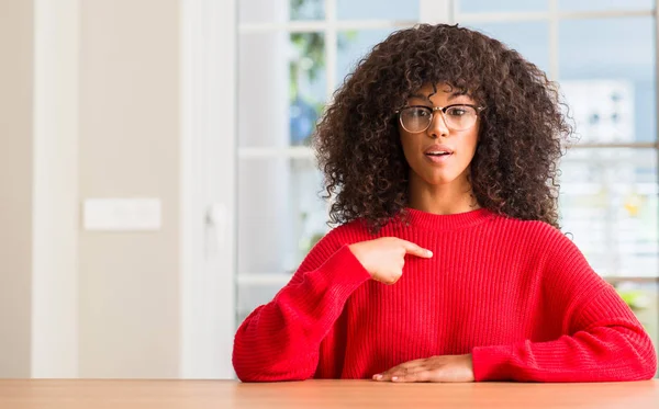 Afrikanerin Trägt Brille Mit Überraschungsgesicht Und Zeigt Mit Dem Finger — Stockfoto