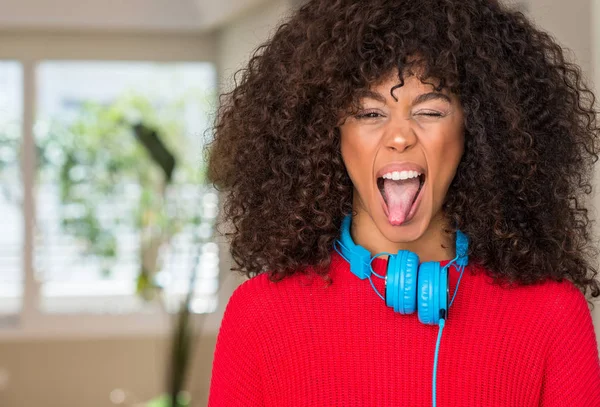 Afrikalı Amerikalı Kadın Giyen Kulaklık Dilini Komik Ifade Ile Mutlu — Stok fotoğraf