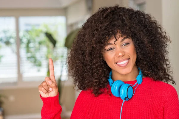 African American Kobieta Noszenia Słuchawek Wyświetlono Wskazując Palcem Numer Jeden — Zdjęcie stockowe