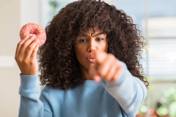 African American Vrouw Bedrijf Donut Thuis Met Vinger Wijzen Naar — Stockfoto