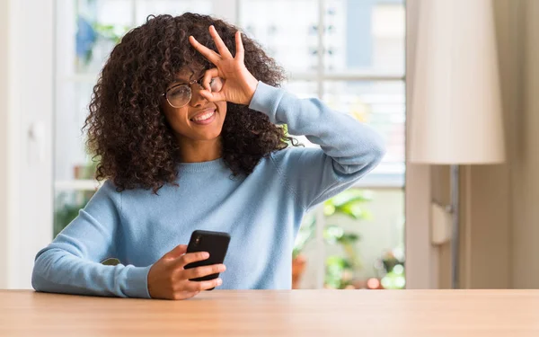 Mulher Americana Africana Bonita Usando Smartphone Com Rosto Feliz Sorrindo — Fotografia de Stock