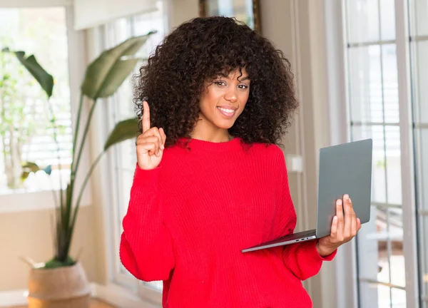 Mujer Afroamericana Pie Usando Computadora Portátil Casa Sorprendida Con Una — Foto de Stock