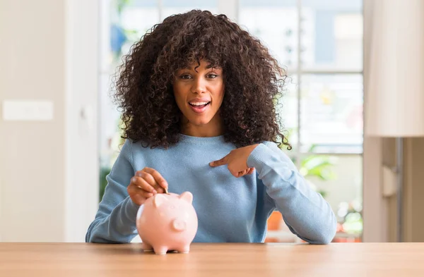 African American Vrouw Bespaart Geld Spaarvarken Met Verrassing Gezicht Vinger — Stockfoto
